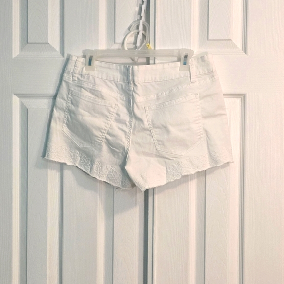 Juniors Decree Size 15 White Cutoff Shorts with Floral Stiching Pre-Owned - Picture 5 of 8